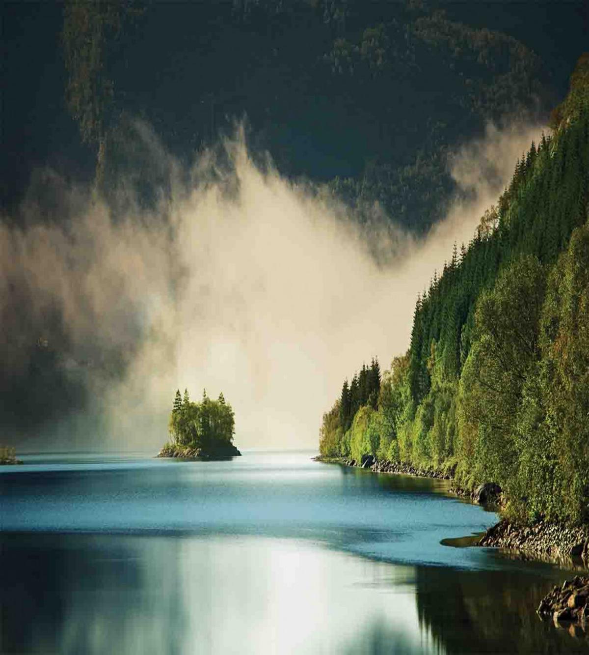 Foggy Mountain Reflection View — Pattern