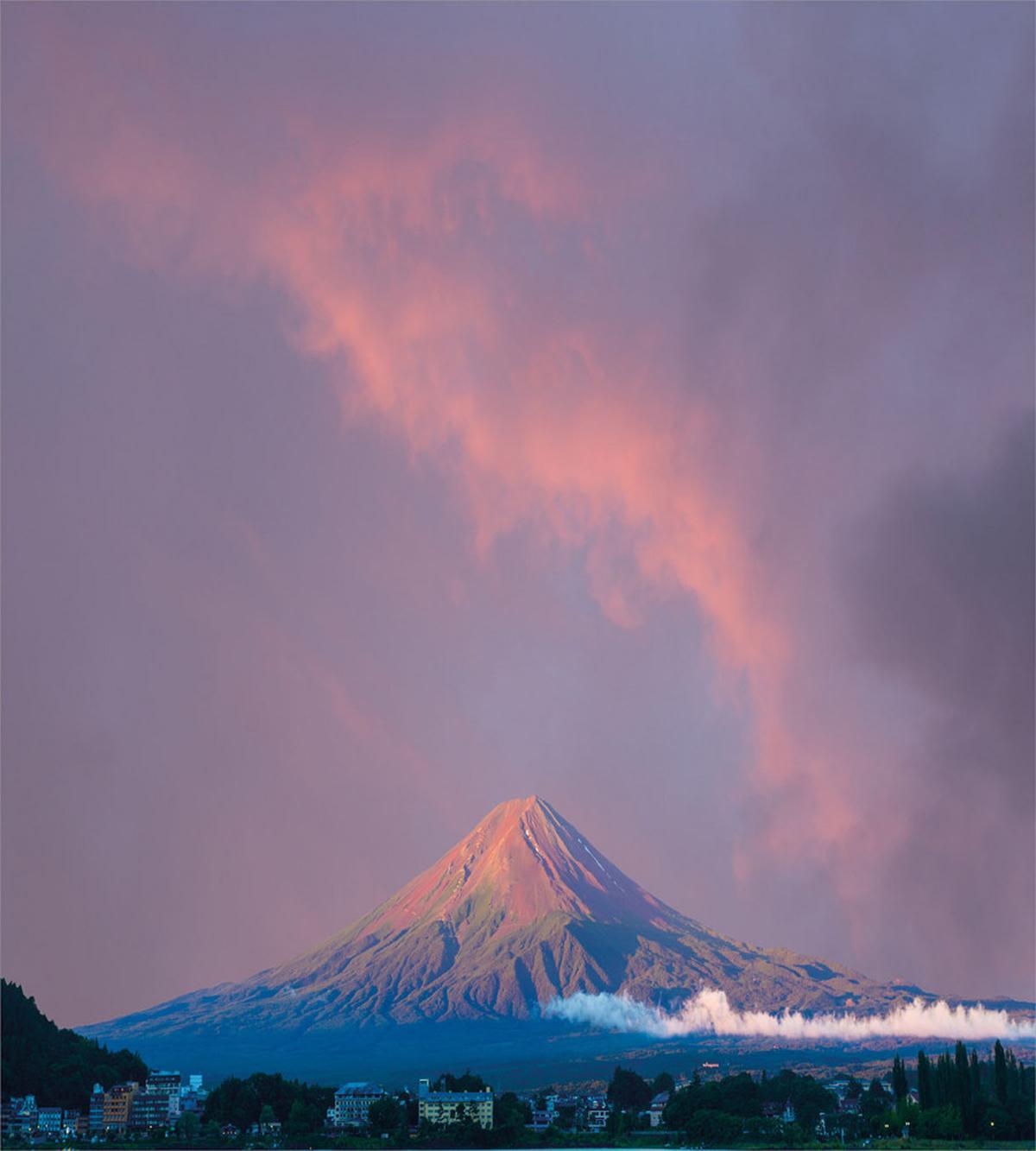 Sunrise Beams Volcanic Region — Pattern