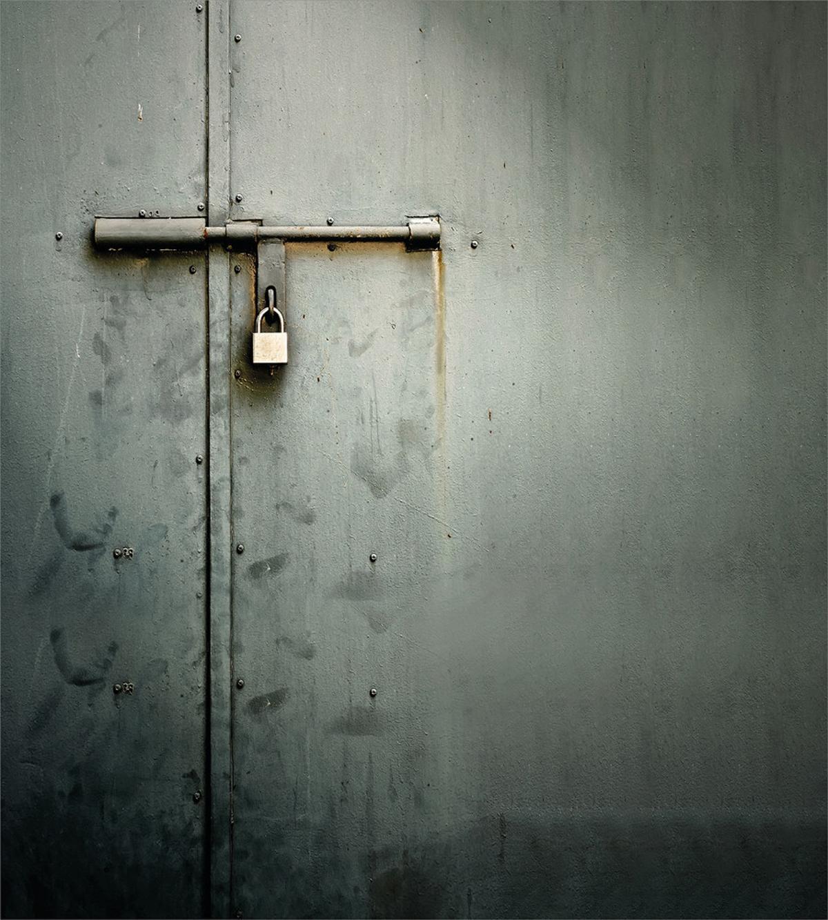 Warehouse Store Door Lock — Pattern