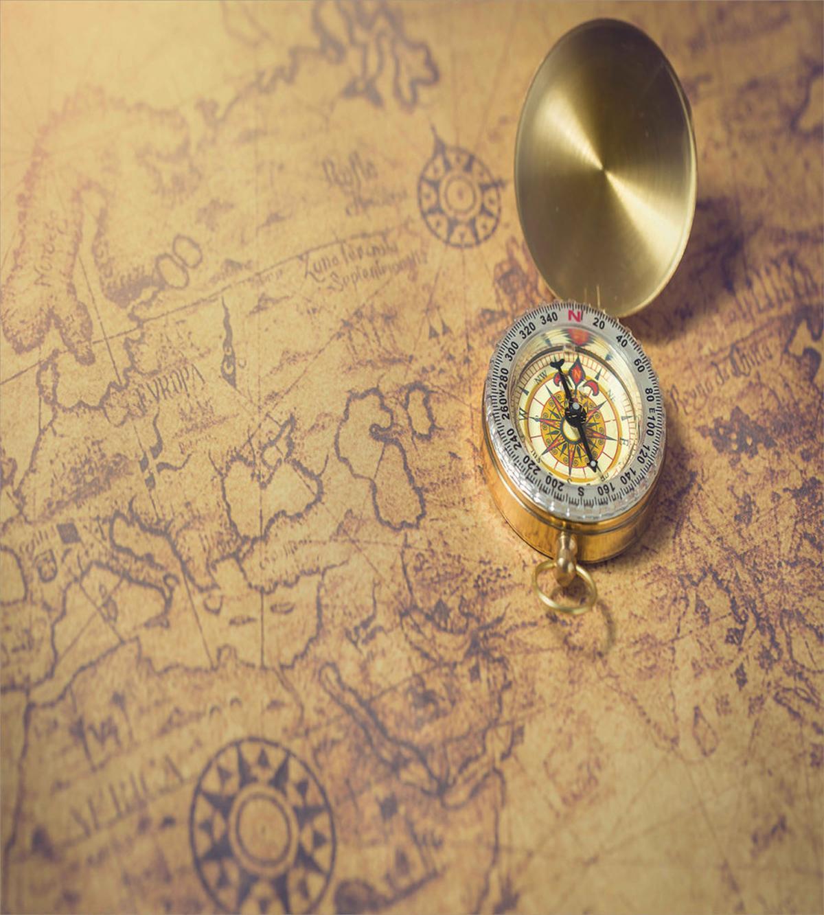 Tool on Vintage Grunge Map — Pattern