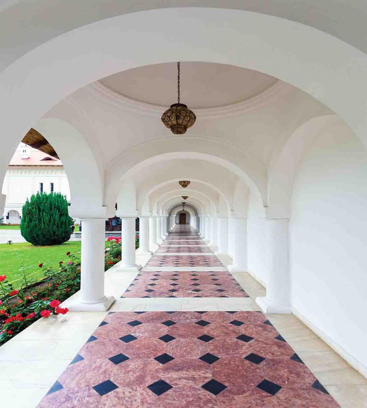 Arched Colonnade Hallway — Pattern