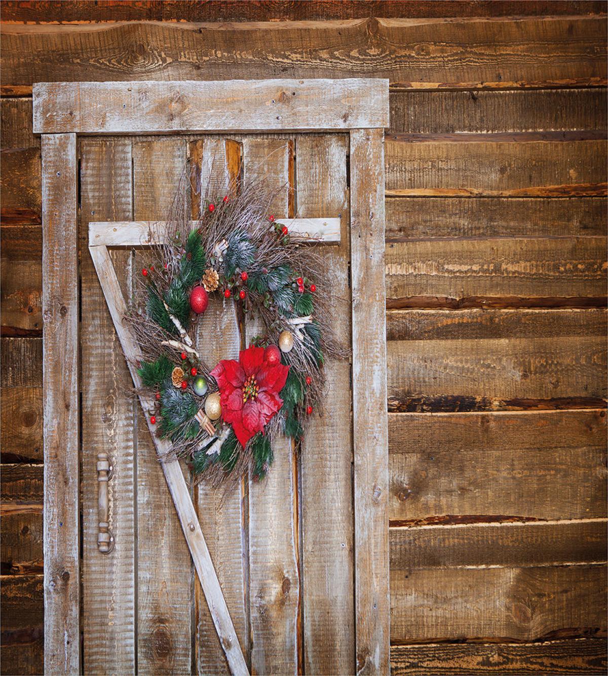 Garland on Rustic Door — Pattern