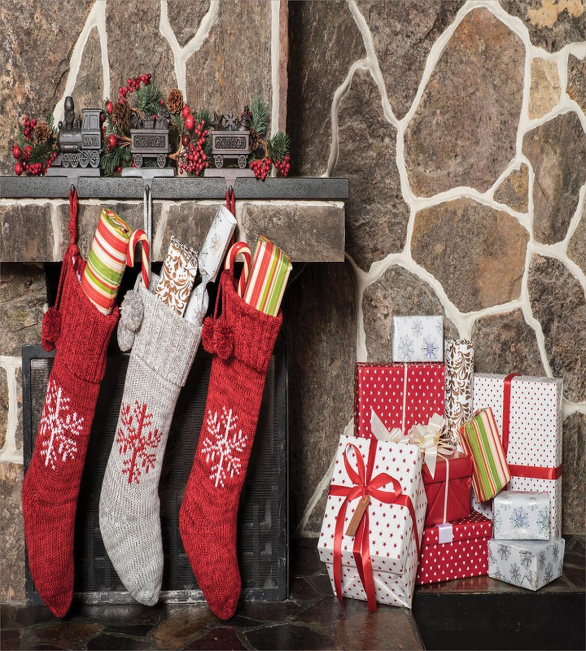 Stockings and Gift Boxes — Pattern