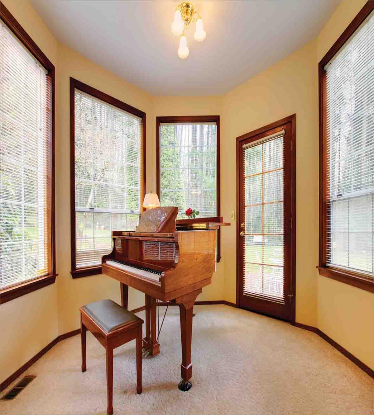 Round Room with Piano — Pattern